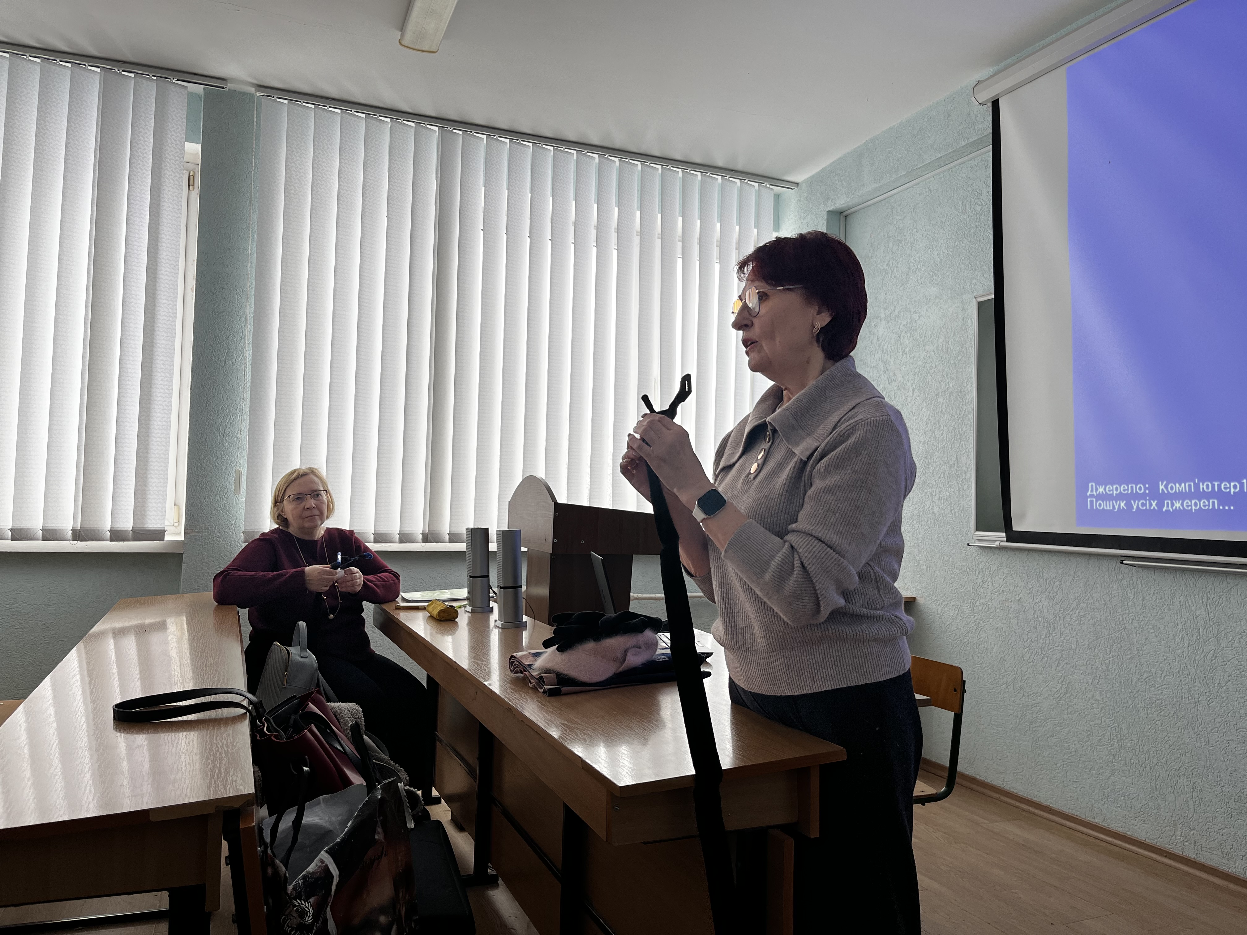 Доцентка кафедри фізичного виховання та реабілітації Світлана Збігнівна Храбра навчає правильно накладати турнікет